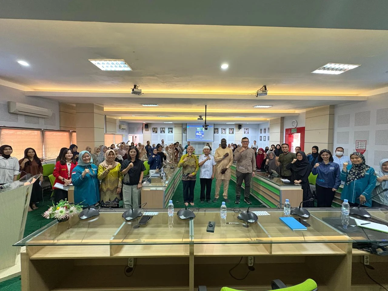 Foto bersama dengan Pemateri, jajaran tim UNICEF, Dosen Departemen Gizi FKM Unhas dan Mahasiswa FKM Unhas. Credit: FKM Unhas.